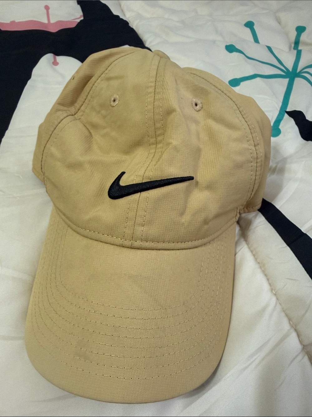 Nike Men’s Beige Baseball Cap with Black Swoosh